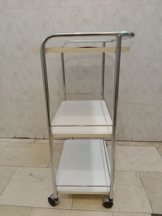 Camarera, mesa auxiliar cocina.