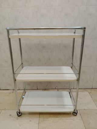 Camarera, mesa auxiliar cocina.