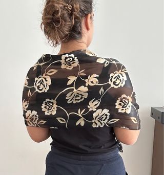 Stola o Foulard nero leggero con fiori panna donna