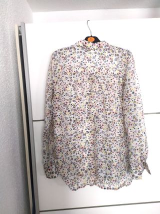 Blusa floral de Stradivarius