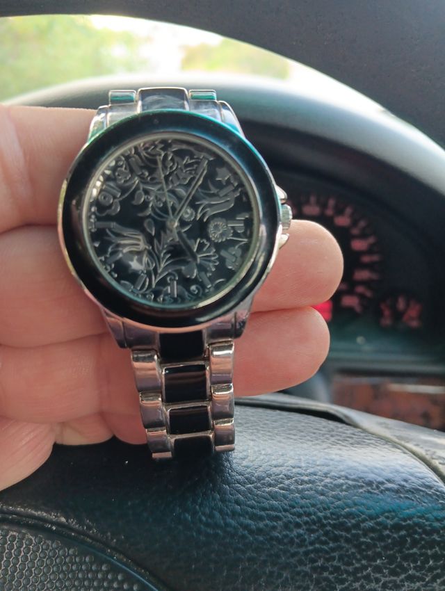 Reloj de cuarzo con dos correas.