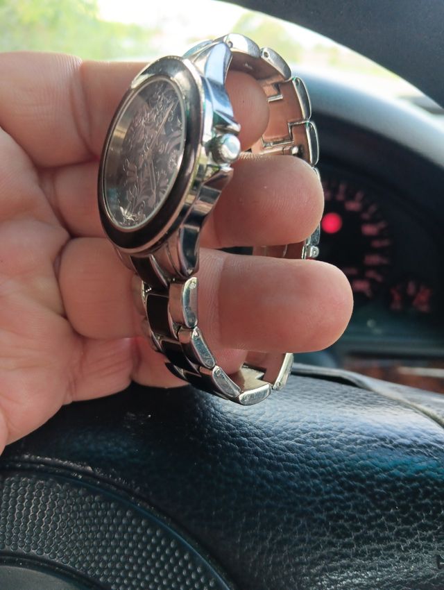 Reloj de cuarzo con dos correas.