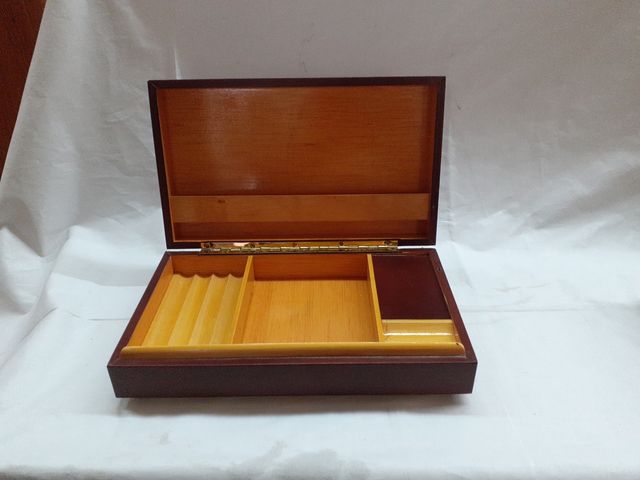 Tabaquera musical de cuero vintage