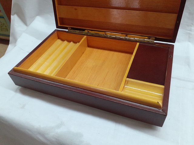 Tabaquera musical de cuero vintage