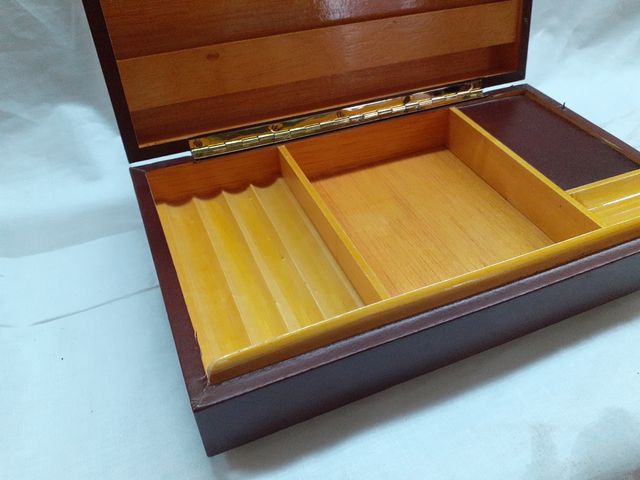 Tabaquera musical de cuero vintage