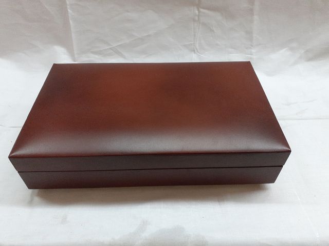 Tabaquera musical de cuero vintage