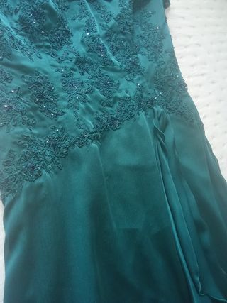 Vestido de fiesta y tocado