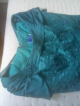 Vestido de fiesta y tocado