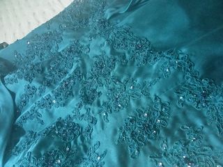 Vestido de fiesta y tocado