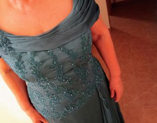 Vestido de fiesta y tocado