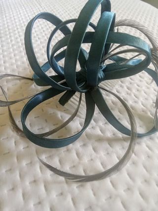 Vestido de fiesta y tocado