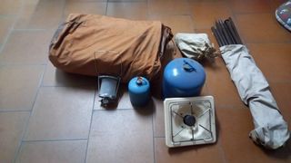 Tienda campaña piquetas fuego y camping gas con bo
