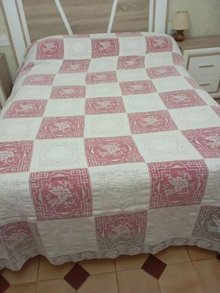 Colcha encaje bolillos  y lino bordado