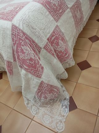 Colcha encaje bolillos  y lino bordado