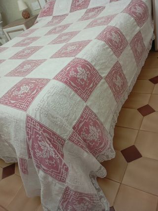 Colcha encaje bolillos  y lino bordado
