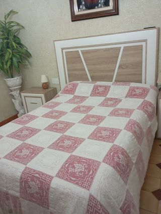 Colcha encaje bolillos  y lino bordado