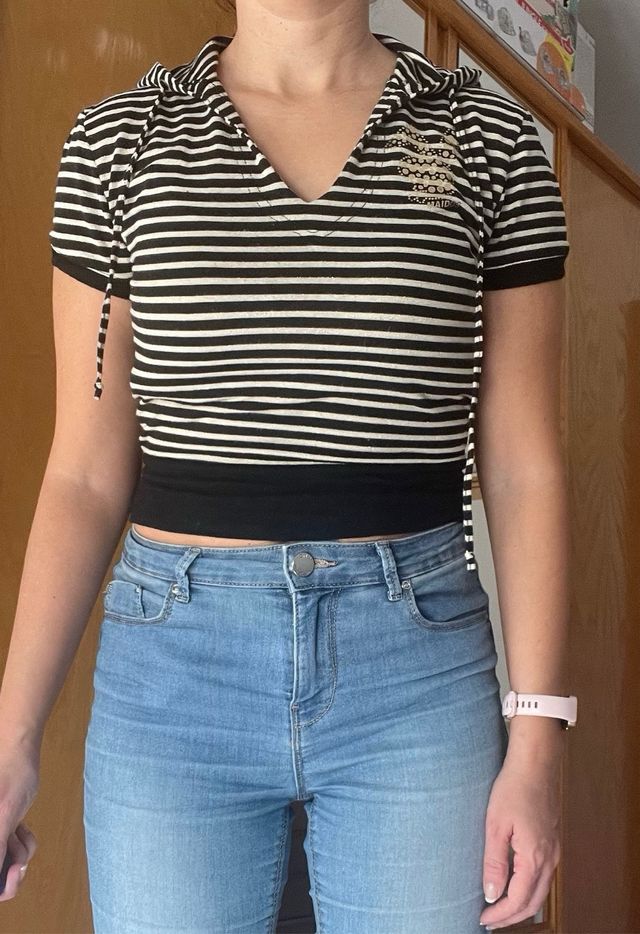 Camiseta corta a rayas y con capucha