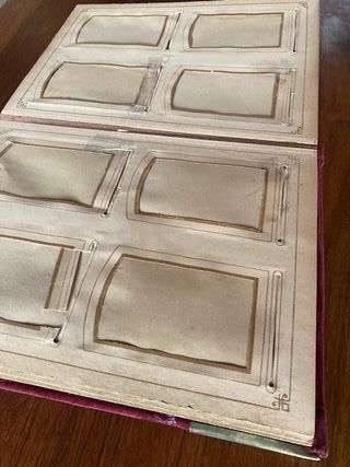 Álbum de fotos de terciopelo y herrajes