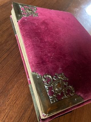 Álbum de fotos de terciopelo y herrajes