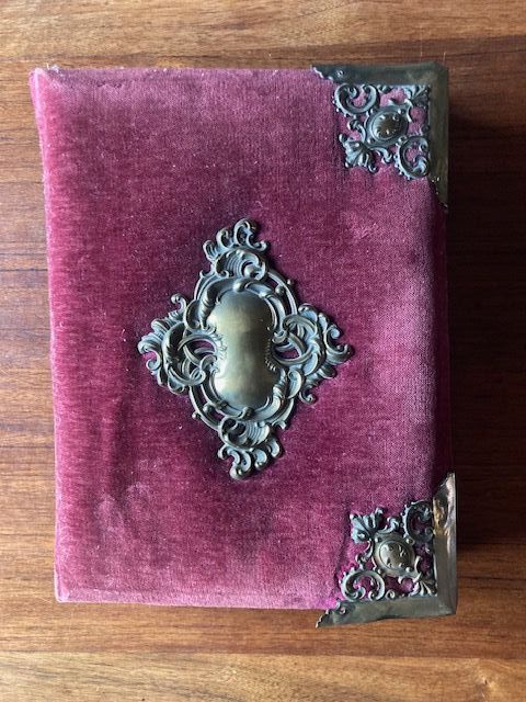 Álbum de fotos de terciopelo y herrajes