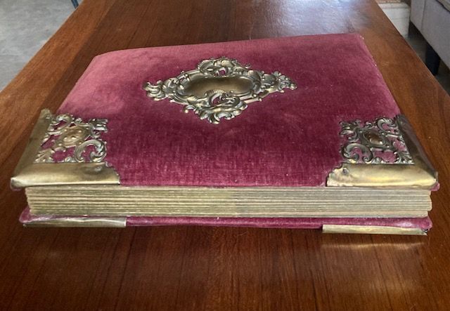 Álbum de fotos de terciopelo y herrajes