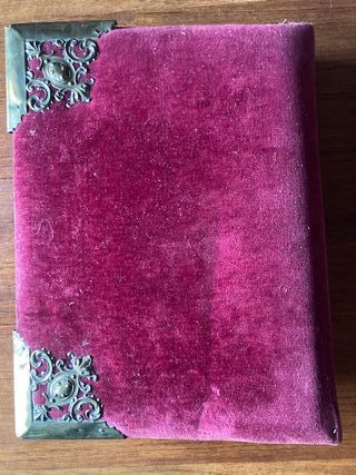 Álbum de fotos de terciopelo y herrajes