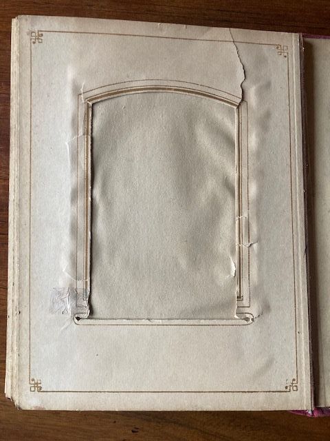 Álbum de fotos de terciopelo y herrajes