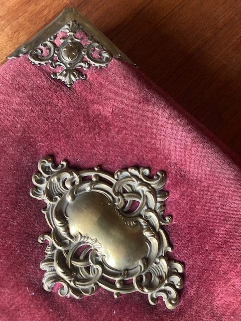 Álbum de fotos de terciopelo y herrajes