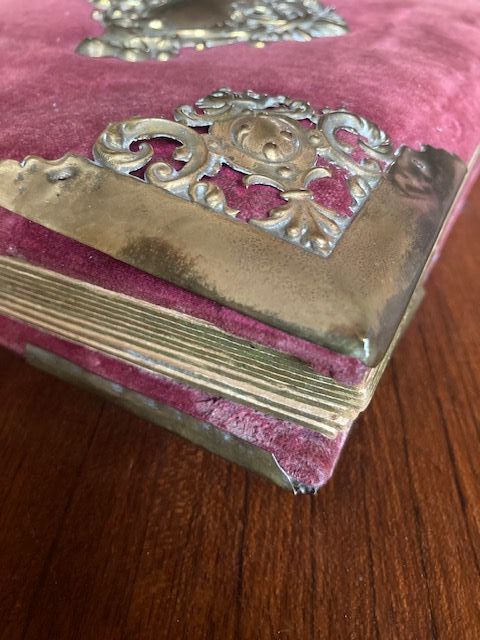 Álbum de fotos de terciopelo y herrajes