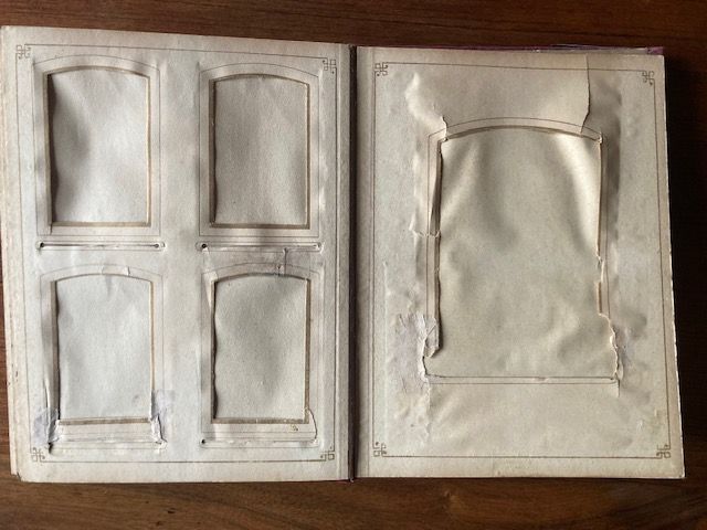 Álbum de fotos de terciopelo y herrajes