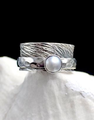 Anillo ancho con perla en plata 925