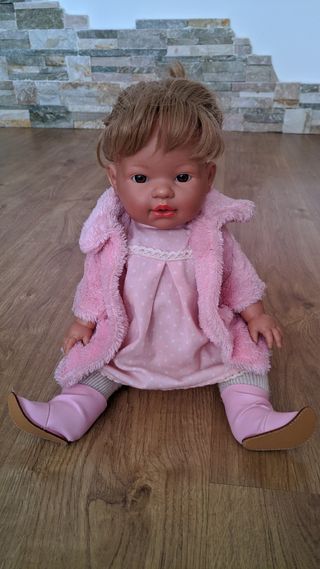 Bebé niña con carro de paseo.