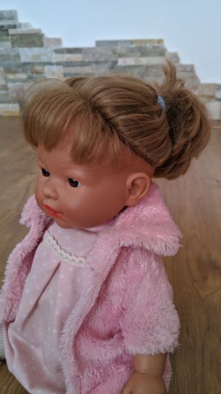 Bebé niña con carro de paseo.