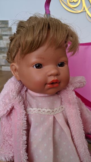 Bebé niña con carro de paseo.