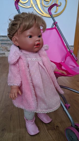 Bebé niña con carro de paseo.