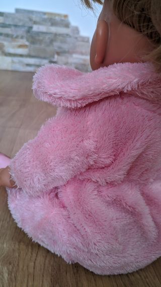 Bebé niña con carro de paseo.