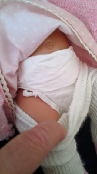 Bebé niña con carro de paseo.