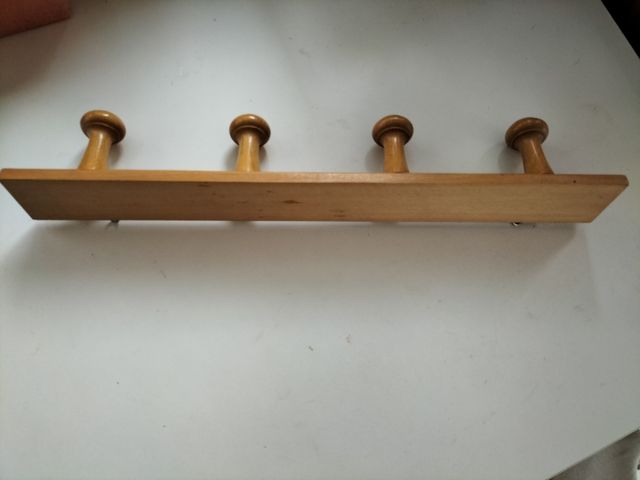 Percha de madera con 4 colgadores