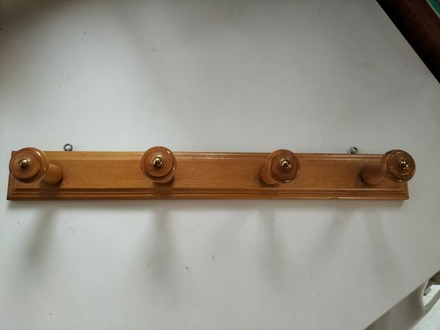 Percha de madera con 4 colgadores