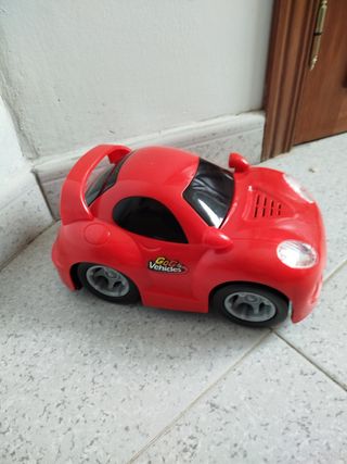 Coche de juguete rojo