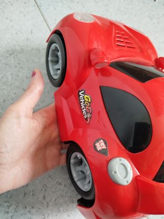 Coche de juguete rojo