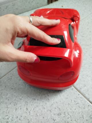 Coche de juguete rojo