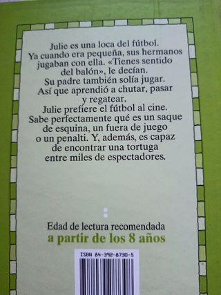 Julie en el campo de fútbol (Gaviota junior) (Spanish Edition)