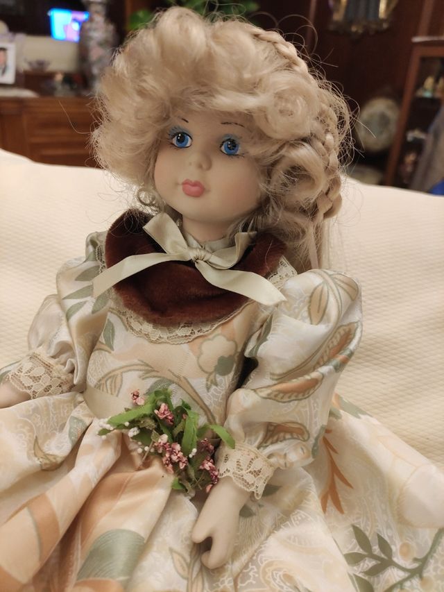 Bonita muñeca de porcelana 