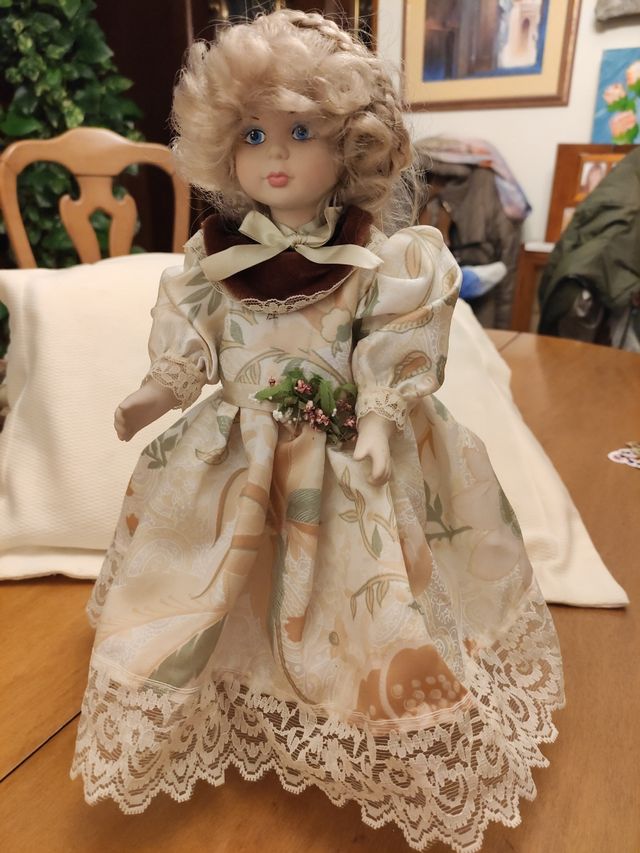 Bonita muñeca de porcelana 