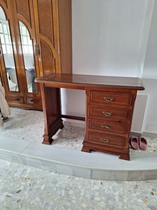 Escritorio y mesita de noche madera buena
