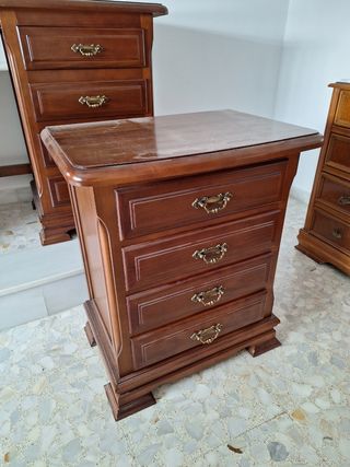 Escritorio y mesita de noche madera buena