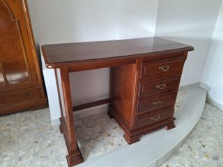 Escritorio y mesita de noche madera buena