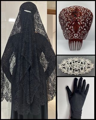 Mantilla. Peineta. Guantes y broche
