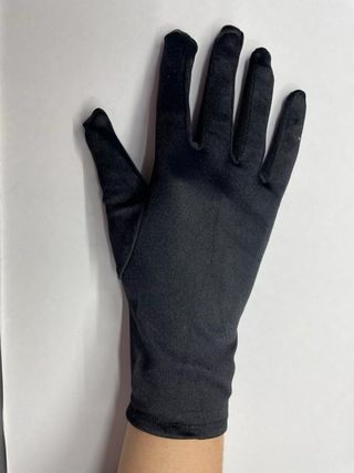Mantilla. Peineta. Guantes y broche